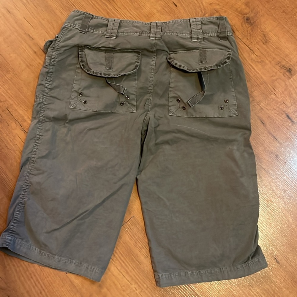 Old Navy cargo Bermuda shorts. - Picture 6 of 6
